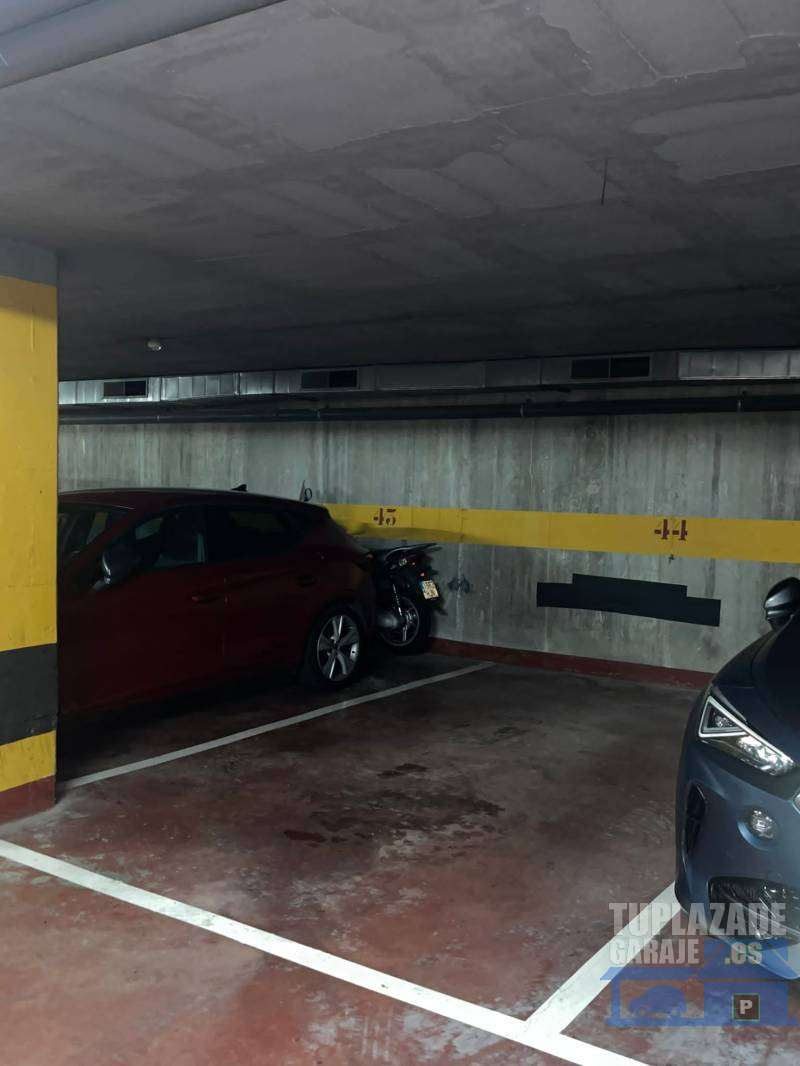 Plaza amplia de parking en Barcelona - 3303433681030