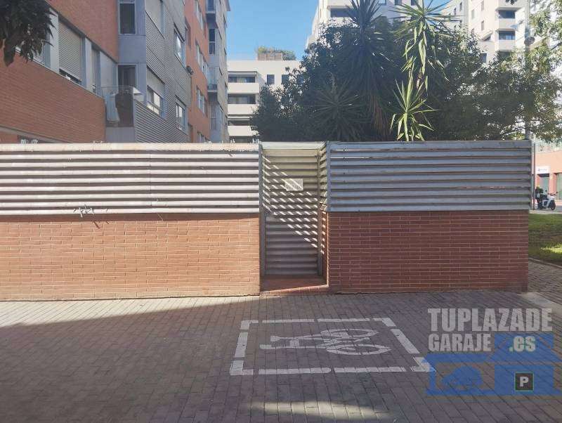 Plaza amplia de parking en Barcelona - 3303433681030