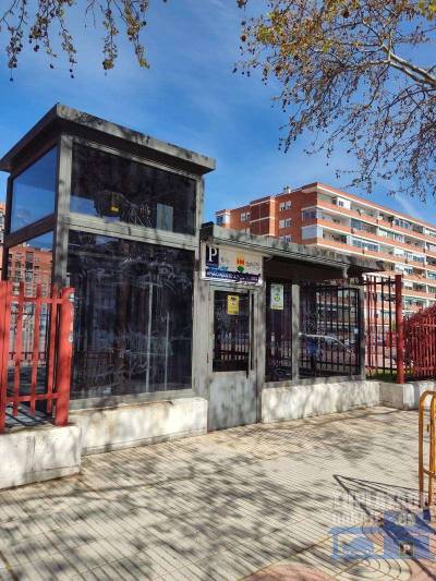 alquiler de 4 plazas de garaje, en tercera planta de un garaje que cuenta con ascensor y servicio de