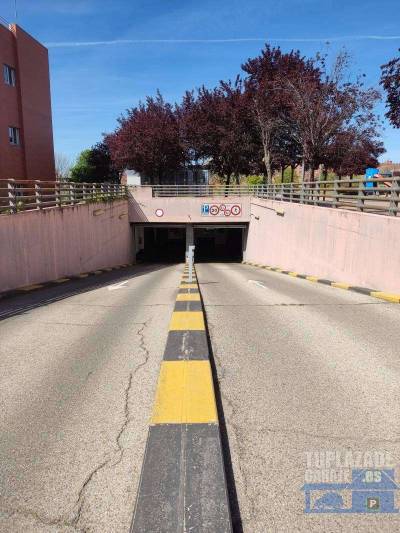 alquiler de dos plazas de garaje en primera planta, fácil acceso, servicio de vigilancia 24 horas, 