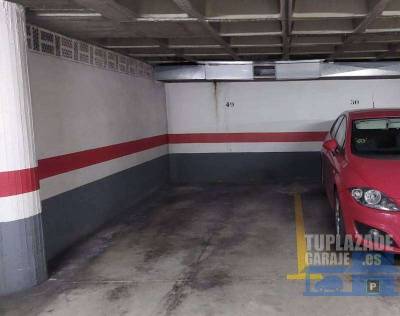 plaza de garaje de unos 12 metros cuadrados para coche mediano/pequeño en el tercer sótano del edi