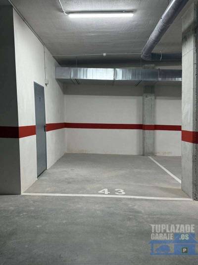 se ofrece plaza de garaje en edificio de nueva construcción 
