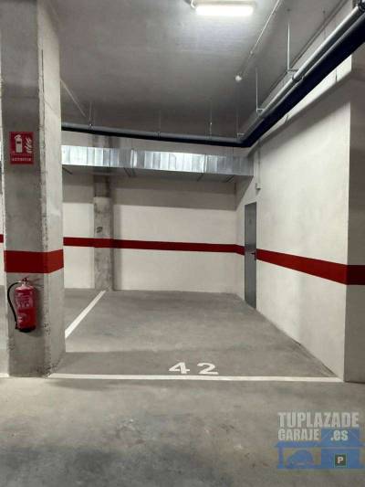 se ofrece plaza de garaje en edificio de nueva construcción 