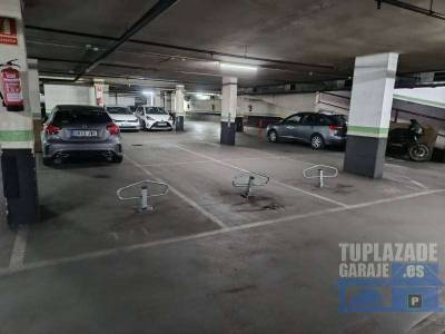 se venden tres plazas de garaje en barcelona. medidas 4,5 x 2,10 metros (coche grande). garaje cuent
