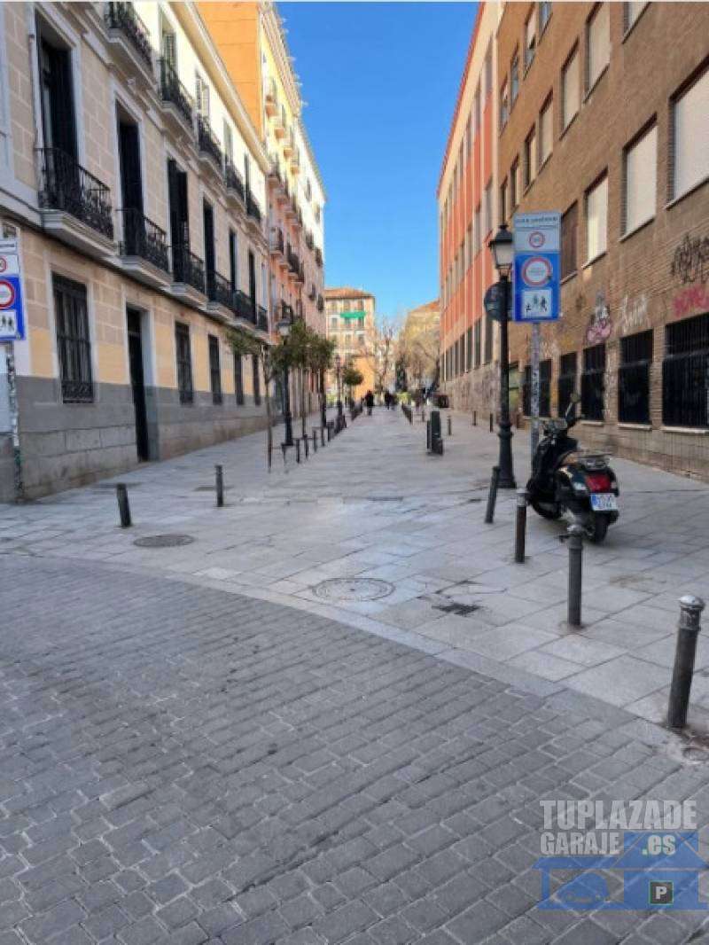 Plaza de garaje para coche grande en Malasaña. - 44076131281634