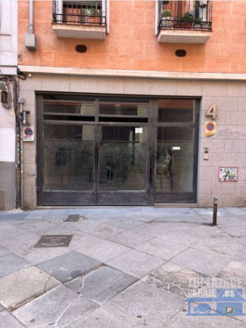 Plaza de garaje para coche grande en Malasaña. - 44076131281634