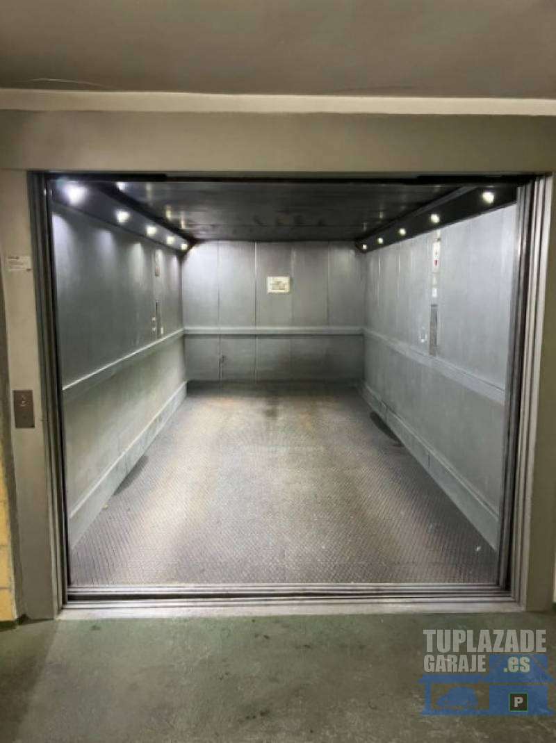 Plaza de garaje para coche grande en Malasaña. - 44076131281634