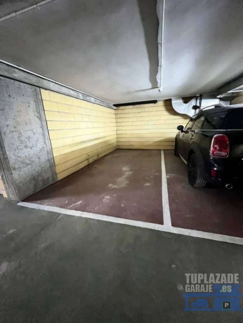 Plaza de garaje para coche grande en Malasaña. - 44076131281634