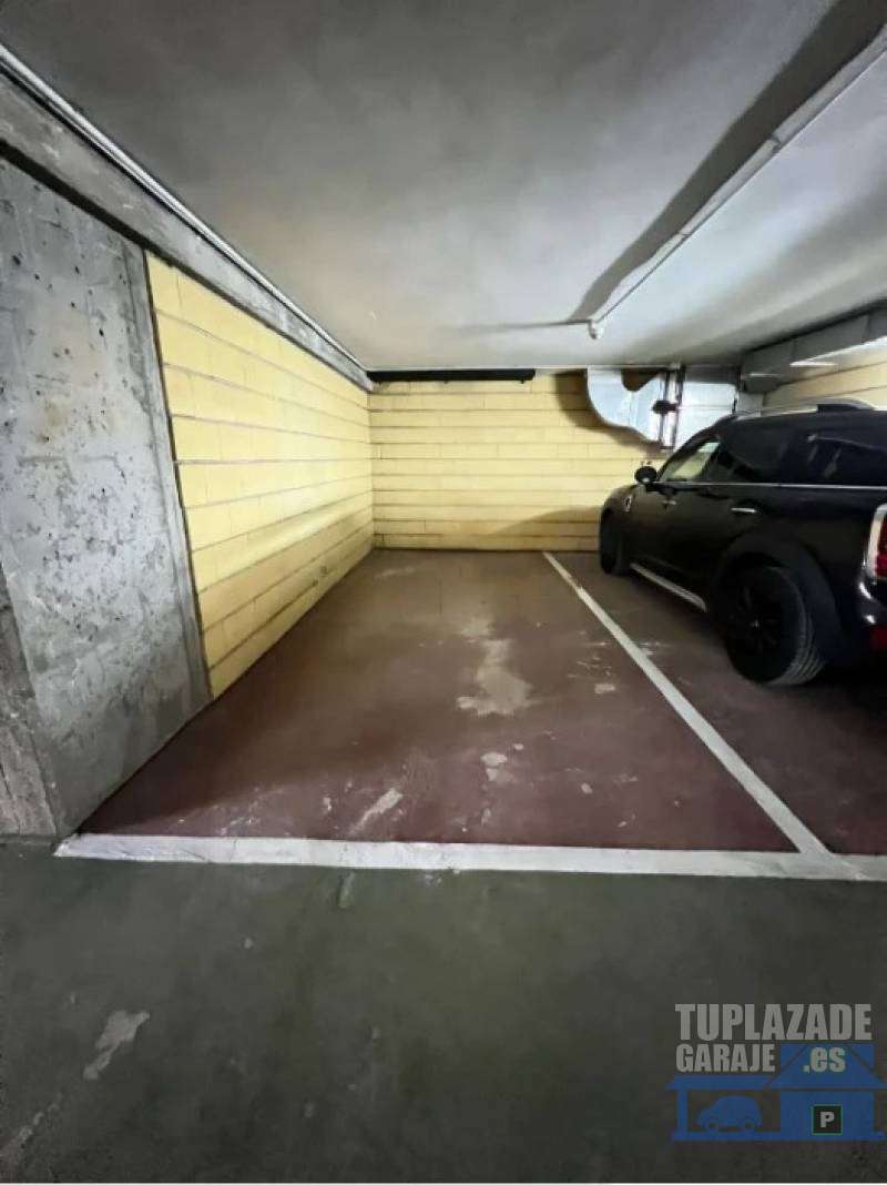 Plaza de garaje para coche grande en Malasaña. - 44076131281634