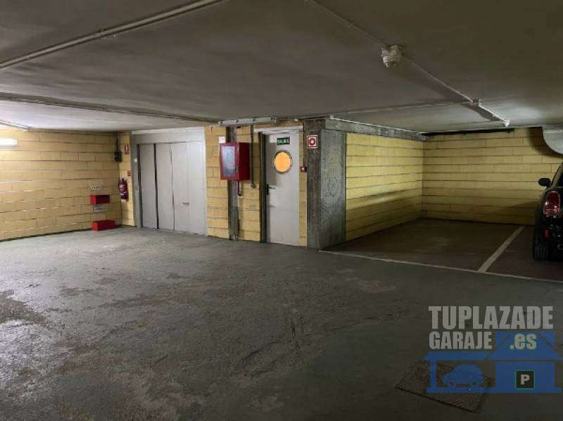 Plaza de garaje para coche grande en Malasaña. - 44076131281634