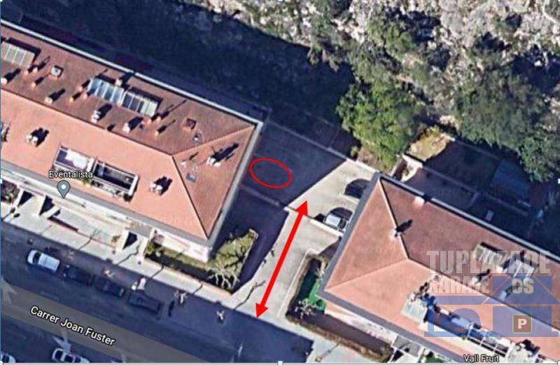 Aparcamiento exterior para coche pequeño-mediano en la Vall de l’Arrabassada, cerca del CAP Llevant. Entre edificios 15 y 19 de  la calle Joan Fuster de Tarrago
