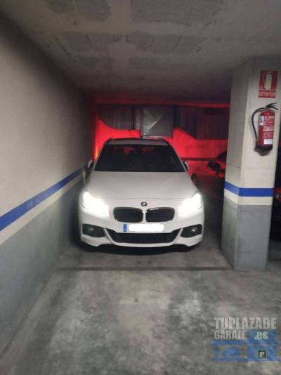 plaza de parking de fácil acceso para coche mediano y moto , dispone de acceso desde la calle en as