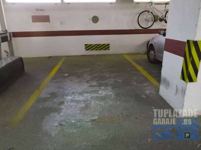 plaza garaje zona centro para coche grande. el garaje esta situado en los bajos de un edificio.