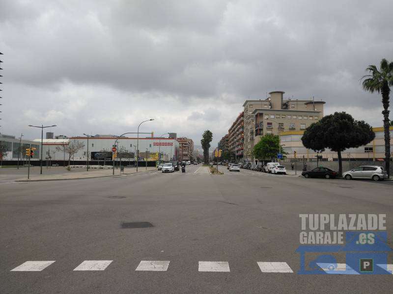 PLAZA PARA COCHE GRANDE Y FACIL ACCESO - 7070121781702