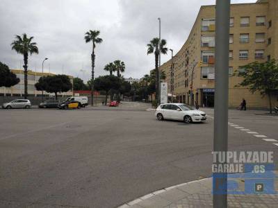 plaza grande y facil acceso situado en primera planta. dos salidas una hacia rondas y otra hacia cen