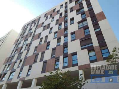 aparcamiento doble y enorme de más de 25m2 útiles, situado a escasos 300 metros de la ciudad de la