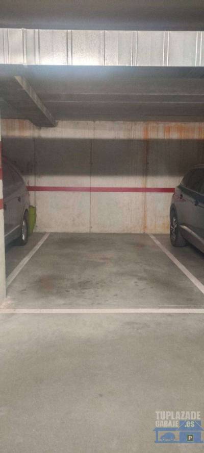 plaza de garaje cubierta, con cámaras de vigilancia y conserje.
