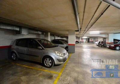 se alquila plaza garaje en buen estado para coche mediano en calle romil 26, zona centro, cerca de a