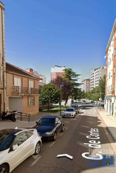 se ofrece plaza de garaje en alquiler. 
situada en c/cortes, nº 1 . burgos. (barrio el crucero –
