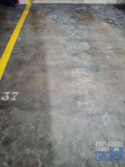 alquilo plaza de garaje en el centro de pontevedra para coche pequeño.