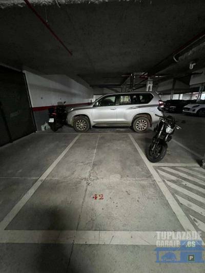 se alquila plaza de garaje para coche pequeño o moto (2.20x4.00m). garaje cubierto con puerta autom