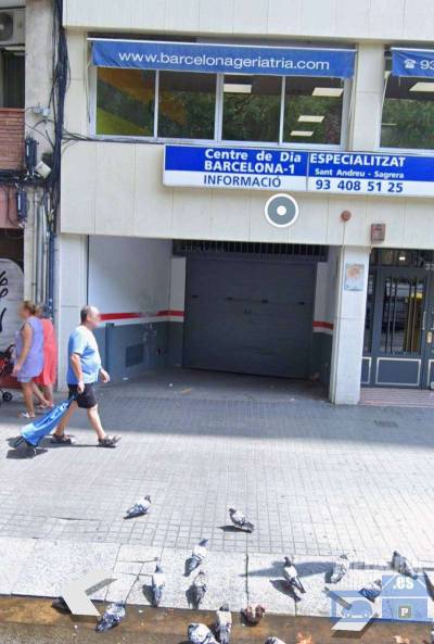 permite aparcar coche grande estilo toyota rav4. la entrada está en avinguda meridiana, 326 (al lad