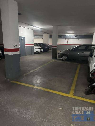 permite aparcar coche grande estilo toyota rav4. la entrada está en avinguda meridiana, 326 (al lad