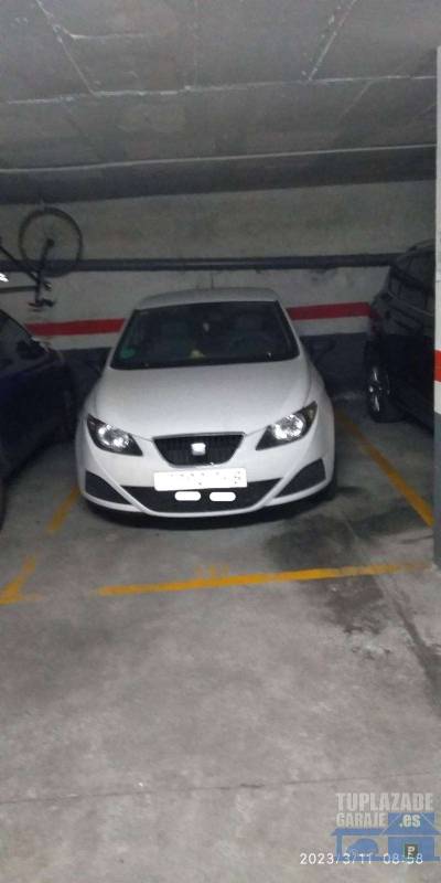 se alquila plaza de garaje 2,30 × 4,40.
para coche pequeño estilo seat ibiza, renault clio.
 pue