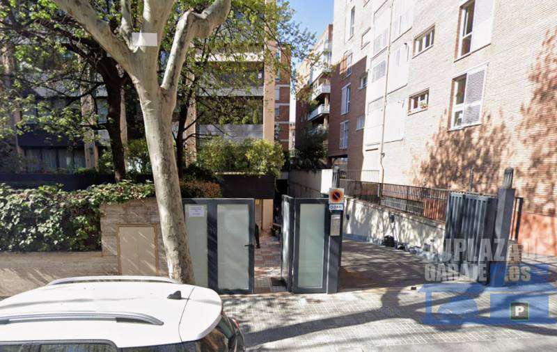 Alquiler de garaje en calle Escuelas Pías de 12 m² - 679223281968