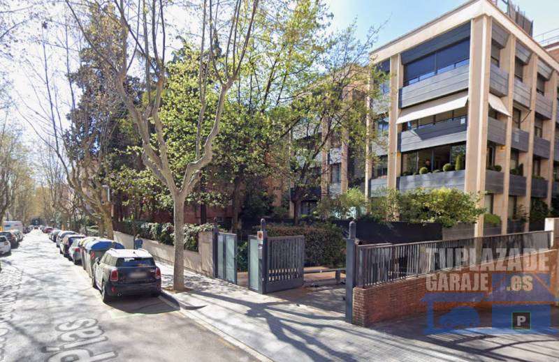 Alquiler de garaje en calle Escuelas Pías de 12 m² - 679223281968