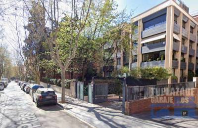 se alquila plaza de garaje ideal para coche mediano o grande, situada en calle escuelas pías, a poc