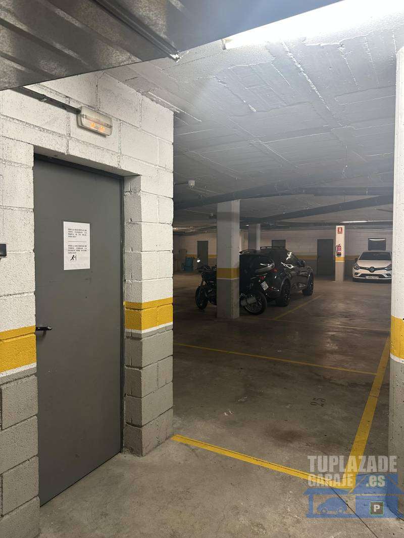 Plaza para coche grande y moto grande en Pardinyes - 7666838251983