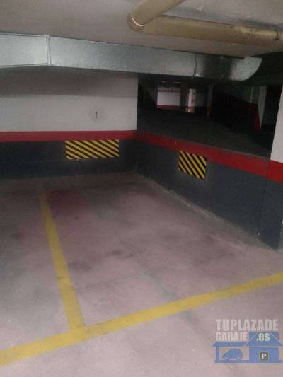 plaza de garaje en primer sótano de edificio en el centro del casco urbano de boadilla del monte. p