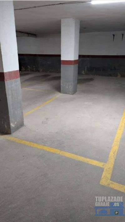 caben dos o tres motos y un coche, fácil acceso a la plaza.