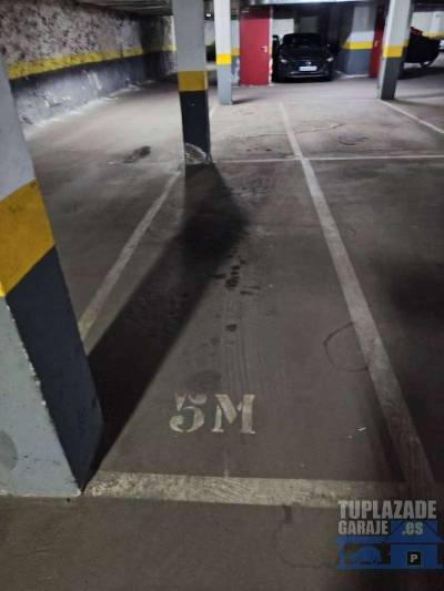 se ofrece plaza de garaje para moto en garaje, con comoda entrada y salida , independientes,.