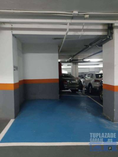 plaza de garaje para coche mediano.
puerta automática.conserje