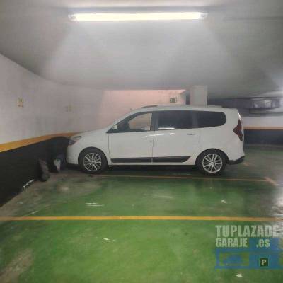 se vende plaza de garaje para coche grande con amplia entrada y rampa de fácil maniobra