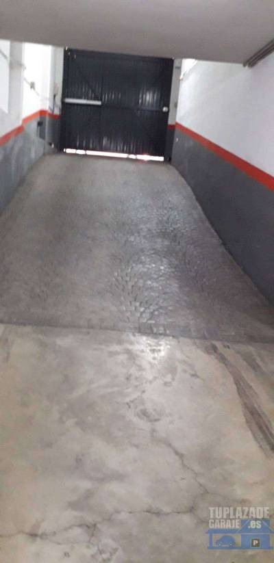 plaza de garaje disponible a partir el 01 de octubre, es una plaza pequeña, venir a verlo para comp