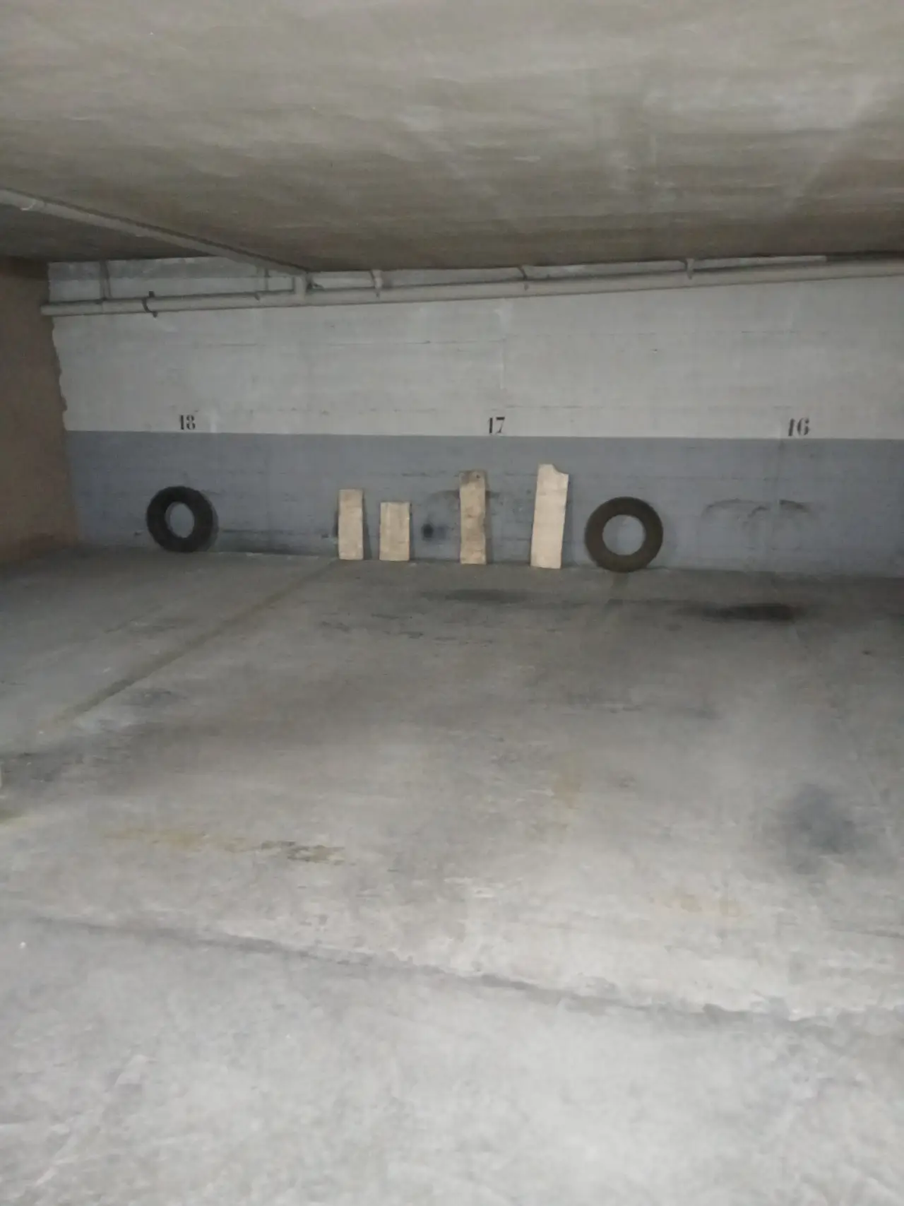 Se alquila plaza de garaje para coche pequeño o moto en edifico sito en c/ buen maestro, nº 4, Almazán - R-1328
